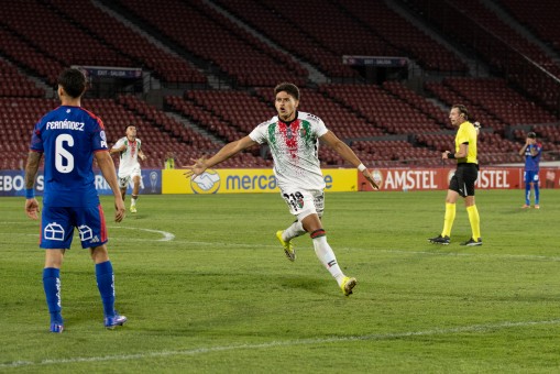 Palestino logró agónica clasificación ante la U